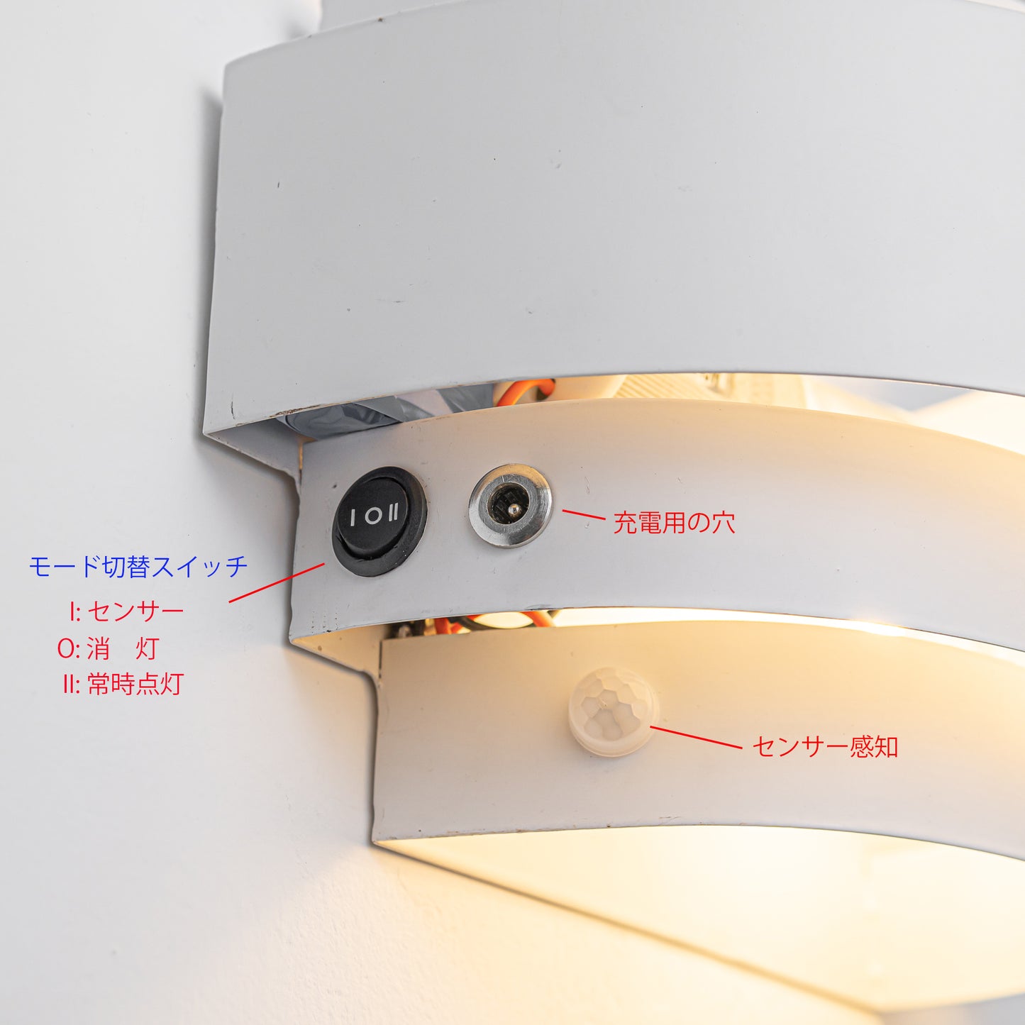FSLiving センサー 感知機能 人感センサー ブラケットライト 充電式 バッテリー内蔵式照明 ウォールランプ 配線不要 電球付属 角度調節可 壁掛け照明 LEDライト 壁に穴開け不要 賃貸対応 ベッドサイドライト 電気工事不要 ブラケットライト 壁掛けフックにて固定 電池式照明 賃貸照明 コードレス照明 ホワイト